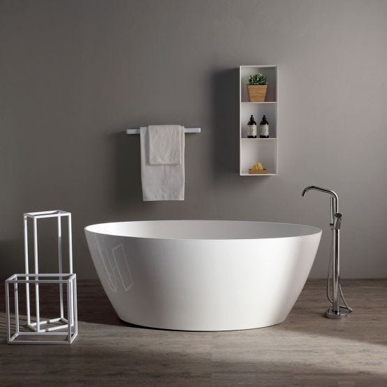 Badewanne aus innovativem Material in glänzend weißem Mineralguss