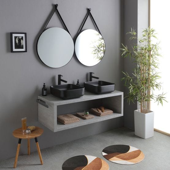 Badezimmerschrank 120 cm in Betonoptik grau mit 2 mattschwarzen Waschbecken und 2 runden Spiegeln.